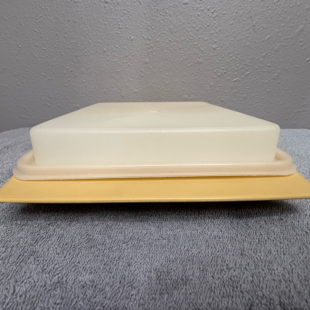 VINTAGE TUPPERWARE HARVEST GOLD 723-3 DEVILED EGG KEEPER STORAGE CONTAINER